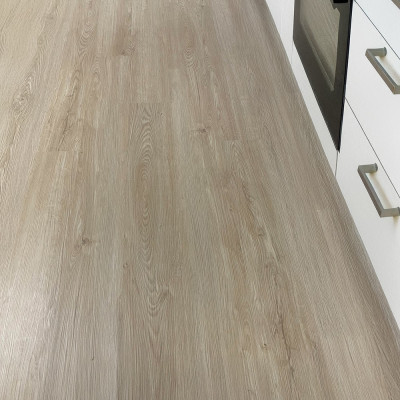 Suelo Vinílico SPC Roble Bahía 1220x183 | Resistente y Fácil de Instalar